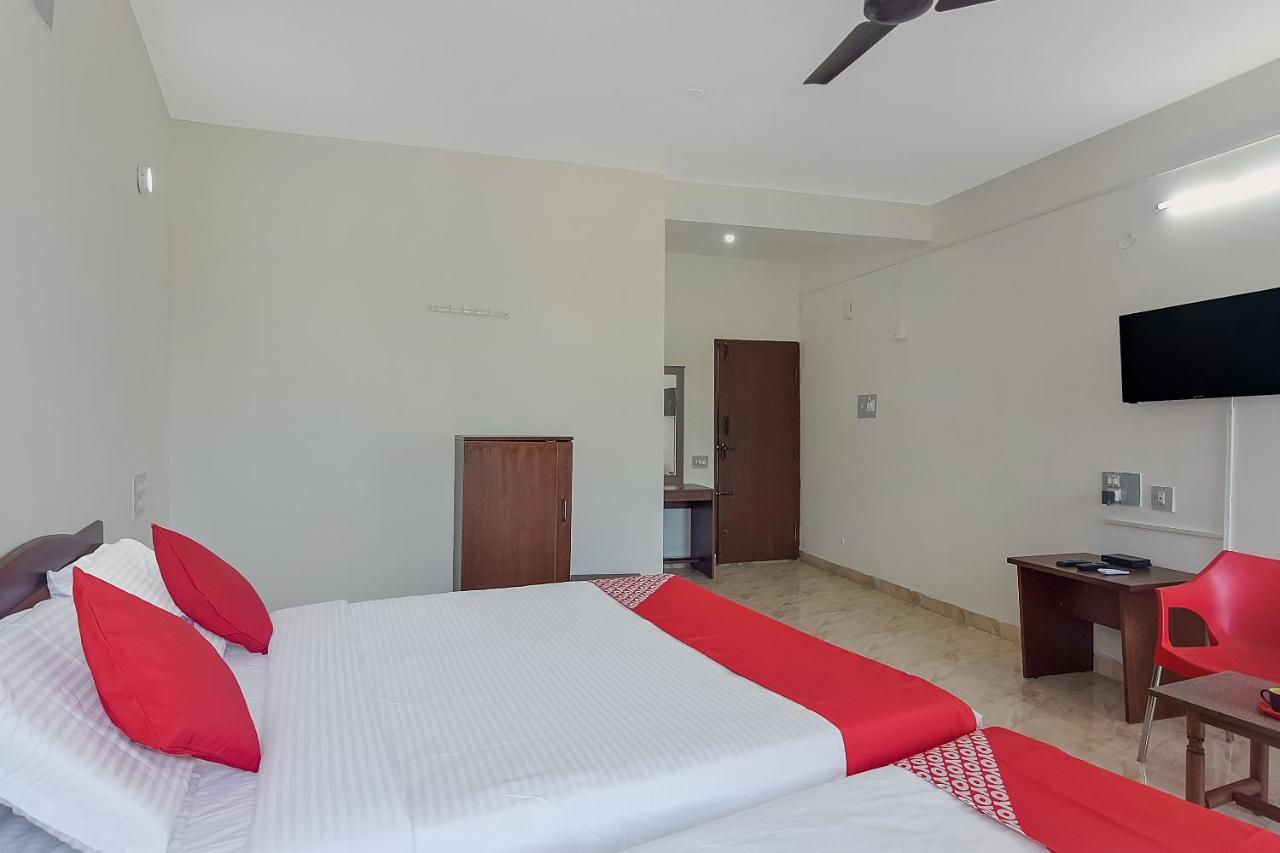 Oyo 13581 Hotel Raj Madikeri Esterno foto