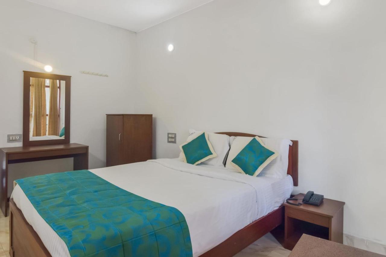 Oyo 13581 Hotel Raj Madikeri Esterno foto