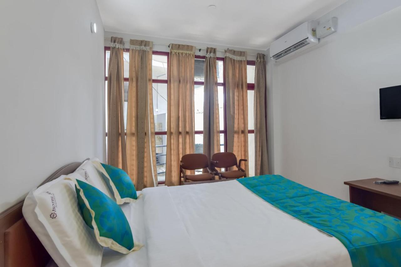 Oyo 13581 Hotel Raj Madikeri Esterno foto