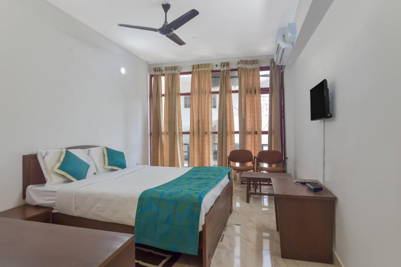 Oyo 13581 Hotel Raj Madikeri Esterno foto