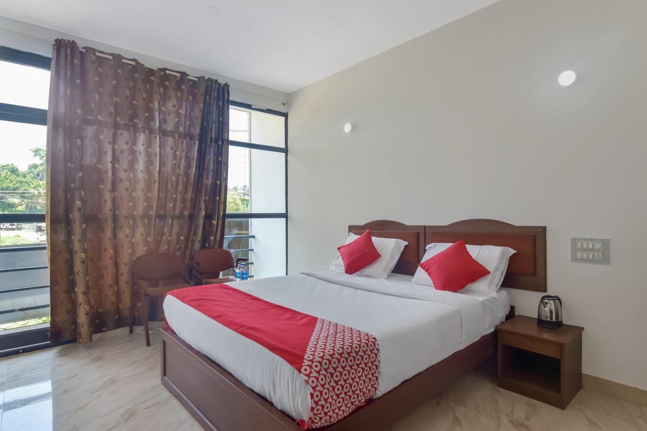 Oyo 13581 Hotel Raj Madikeri Esterno foto