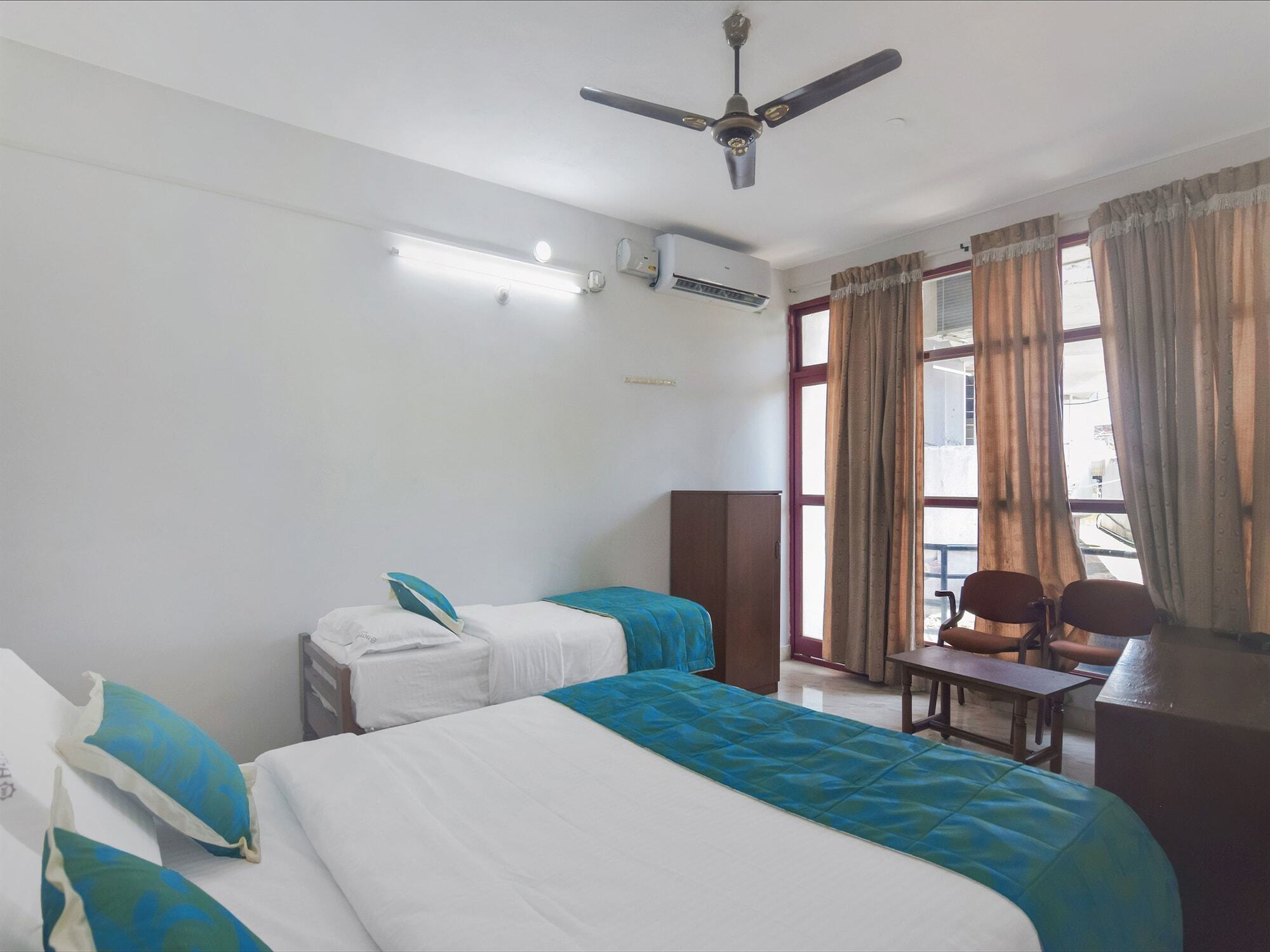 Oyo 13581 Hotel Raj Madikeri Esterno foto