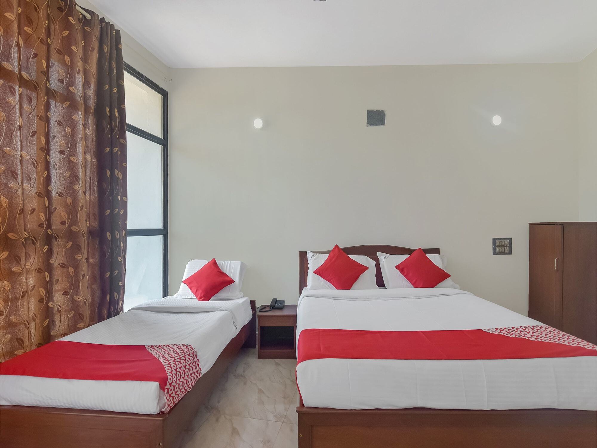 Oyo 13581 Hotel Raj Madikeri Esterno foto